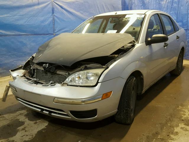 1FAFP34N15W310147 - 2005 FORD FOCUS ZX4 SILVER photo 2