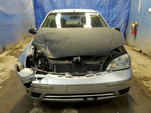 1FAFP34N15W310147 - 2005 FORD FOCUS ZX4 SILVER photo 9