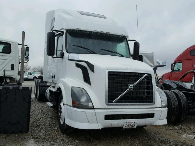 4V4NC9THXDN568420 - 2013 VOLVO VN VNL WHITE photo 1