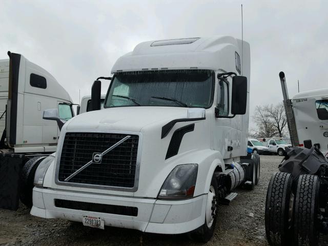 4V4NC9THXDN568420 - 2013 VOLVO VN VNL WHITE photo 2