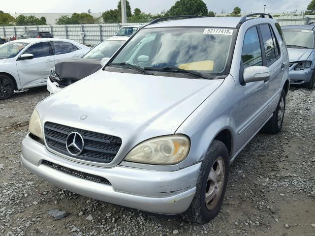 4JGAB54E02A310191 - 2002 MERCEDES-BENZ ML 320 GRAY photo 2