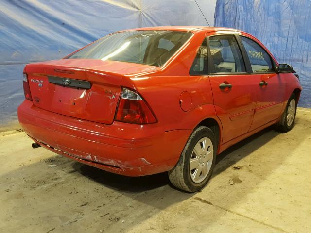 1FAFP34N26W100755 - 2006 FORD FOCUS ZX4 RED photo 4