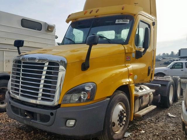 1FUJGEDV1DSBU6240 - 2013 FREIGHTLINER CASCADIA 1 YELLOW photo 2