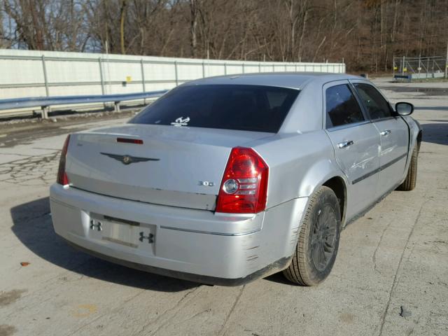 2C3KA53V29H527920 - 2009 CHRYSLER 300 TOURIN SILVER photo 4