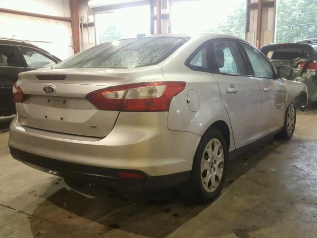 1FAHP3F20CL241462 - 2012 FORD FOCUS SE SILVER photo 4