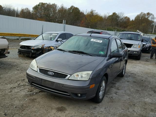 1FAHP34N06W107566 - 2006 FORD FOCUS ZX4 GRAY photo 2