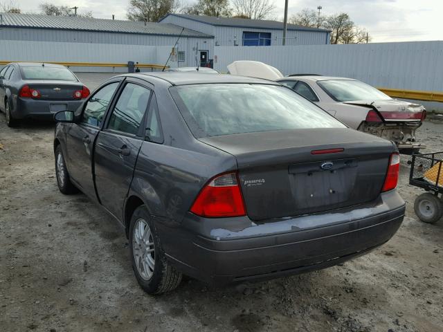 1FAHP34N06W107566 - 2006 FORD FOCUS ZX4 GRAY photo 3