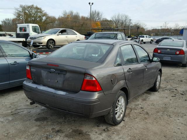 1FAHP34N06W107566 - 2006 FORD FOCUS ZX4 GRAY photo 4