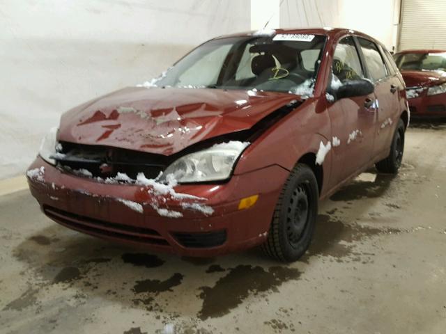 3FAFP37N65R117863 - 2005 FORD FOCUS ZX5 MAROON photo 2