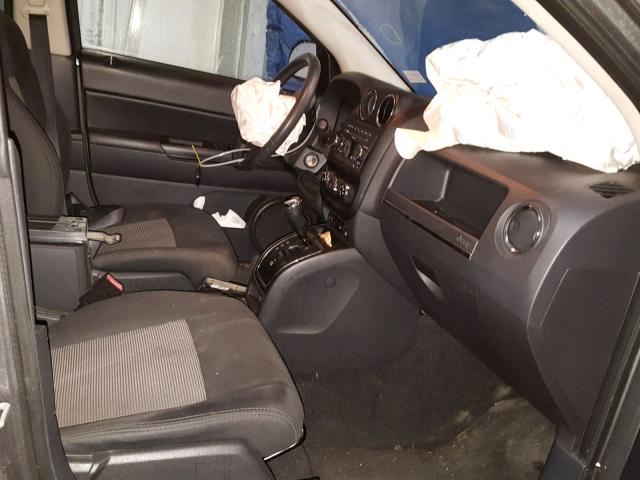 1J4NF1FB4BD281812 - 2011 JEEP COMPASS SP ნაცრისფერი ფოტო 5