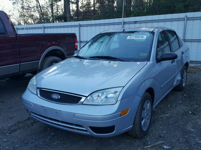 1FAFP34N56W206651 - 2006 FORD FOCUS ZX4 SILVER photo 2