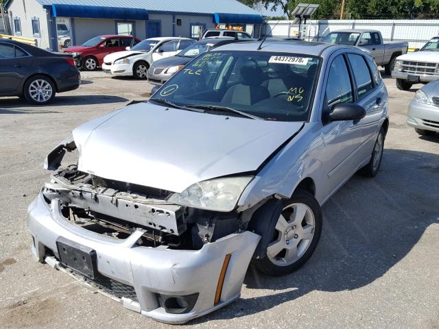 1FAFP37N27W271860 - 2007 FORD FOCUS ZX5 SILVER photo 2