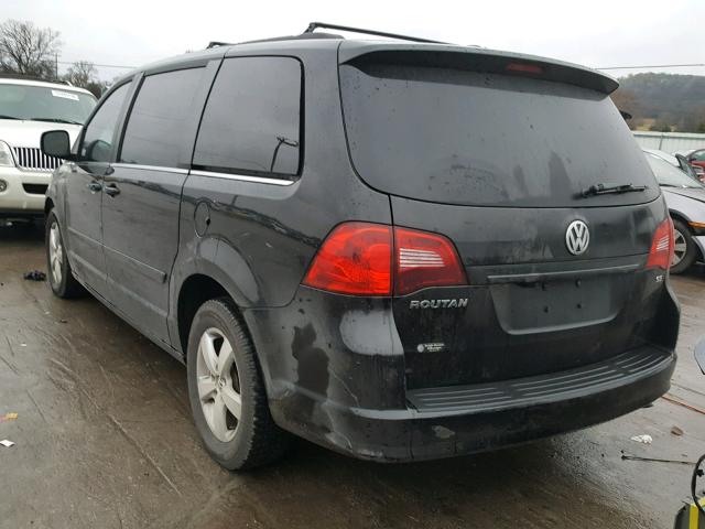 2V4RW3DG6BR803067 - 2011 VOLKSWAGEN ROUTAN SE BLACK photo 3