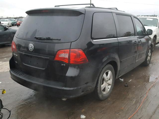 2V4RW3DG6BR803067 - 2011 VOLKSWAGEN ROUTAN SE BLACK photo 4