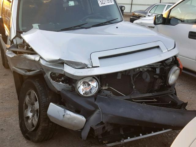 JTEZU11F670013930 - 2007 TOYOTA FJ CRUISER SILVER photo 9