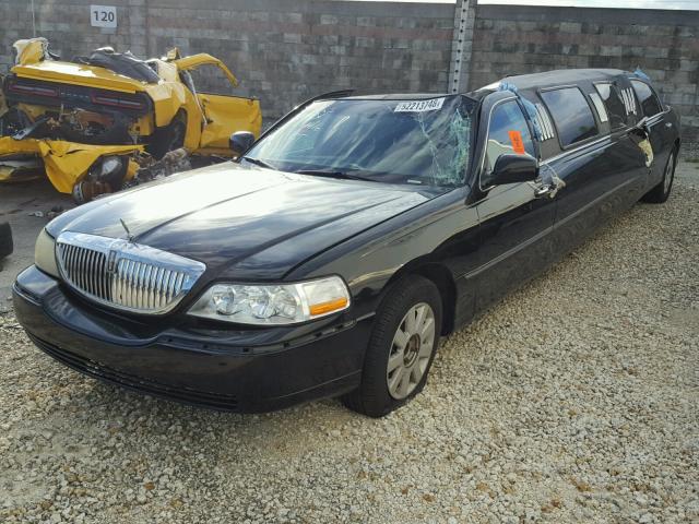 1L1FM81W73Y667425 - 2003 LINCOLN TOWN CAR E BLACK photo 2