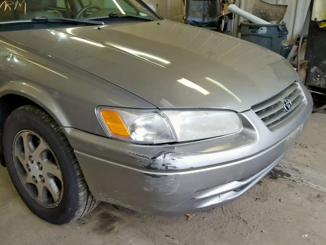 4T1BF28KXWU070207 - 1998 TOYOTA CAMRY CE TAN photo 9