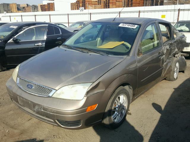 1FAFP34N95W275373 - 2005 FORD FOCUS ZX4 GOLD photo 2