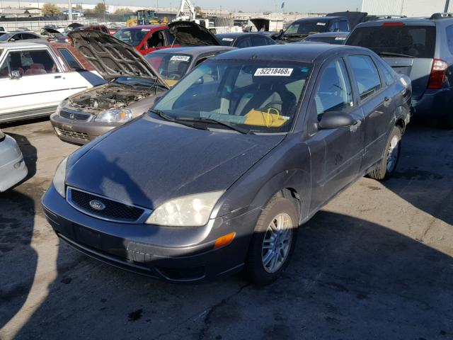 1FAFP34N27W121588 - 2007 FORD FOCUS ZX4 GRAY photo 2