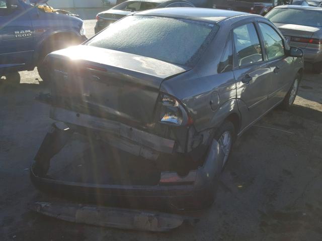 1FAFP34N27W121588 - 2007 FORD FOCUS ZX4 GRAY photo 4