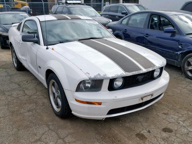 1ZVFT82HX55100181 - 2005 FORD MUSTANG GT WHITE photo 1