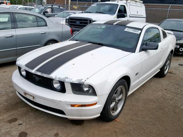 1ZVFT82HX55100181 - 2005 FORD MUSTANG GT WHITE photo 2