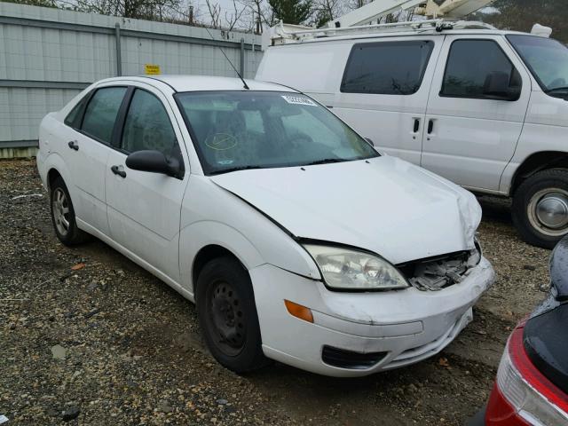 1FAFP34N65W268557 - 2005 FORD FOCUS ZX4 WHITE photo 1