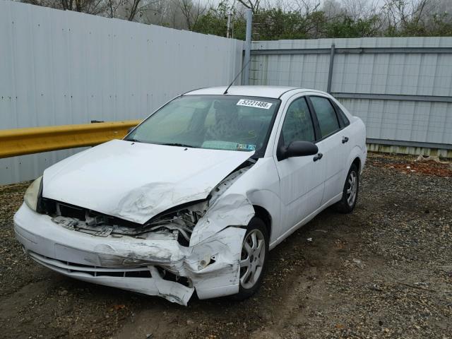 1FAFP34N65W268557 - 2005 FORD FOCUS ZX4 WHITE photo 2