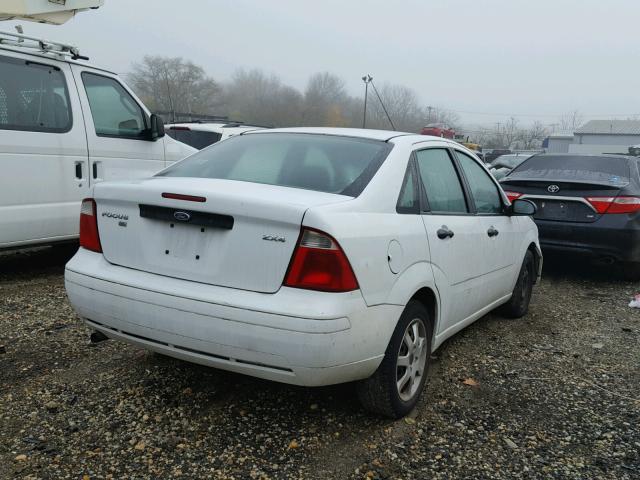 1FAFP34N65W268557 - 2005 FORD FOCUS ZX4 WHITE photo 4