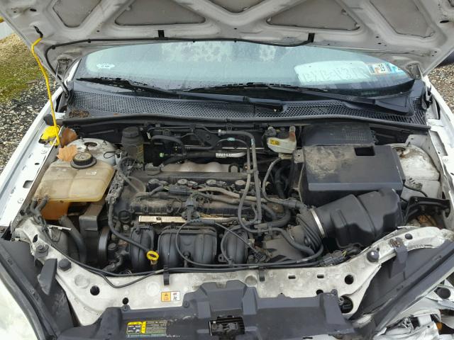 1FAFP34N65W268557 - 2005 FORD FOCUS ZX4 WHITE photo 7