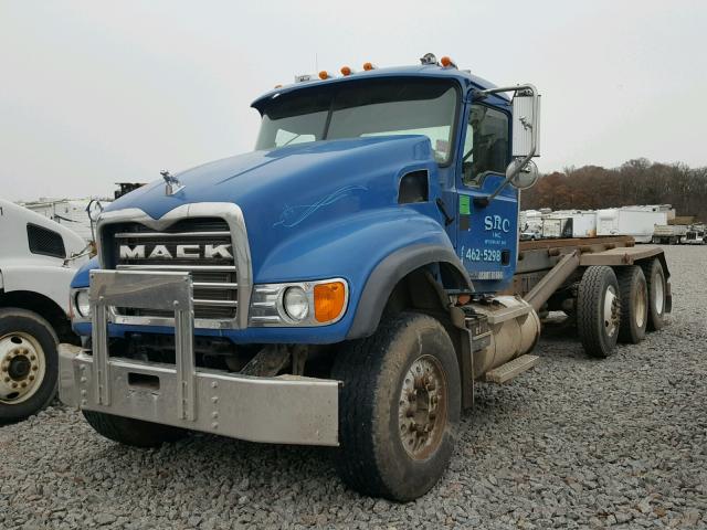 1M2AG11C24M009551 - 2004 MACK 700 CV700 BLUE photo 2