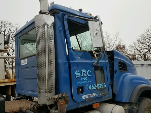 1M2AG11C24M009551 - 2004 MACK 700 CV700 BLUE photo 9