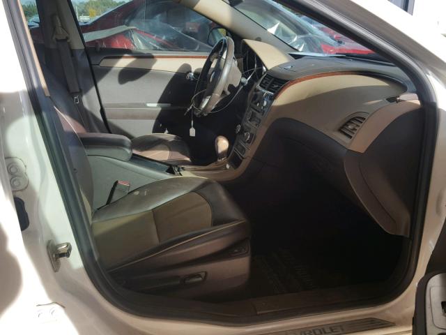 1G1ZE5E71AF240595 - 2010 CHEVROLET MALIBU LTZ თეთრი ფოტო 5