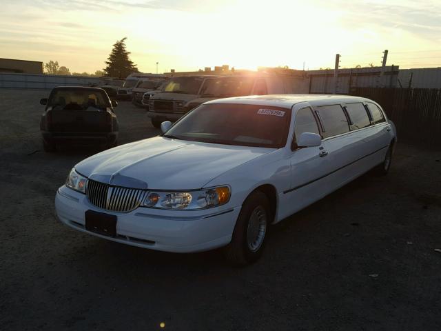 1L1FM81W1XY663697 - 1999 LINCOLN TOWN CAR E WHITE photo 2