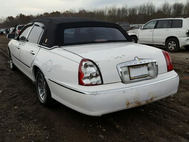 1LNHM82W1YY769073 - 2000 LINCOLN TOWN CAR S WHITE photo 3