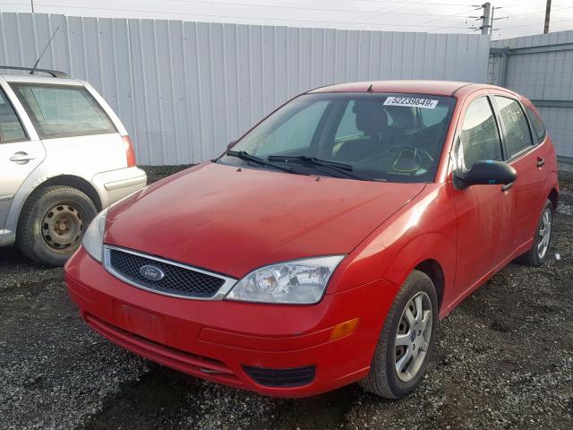 3FAFP37N15R158918 - 2005 FORD FOCUS ZX5 RED photo 2
