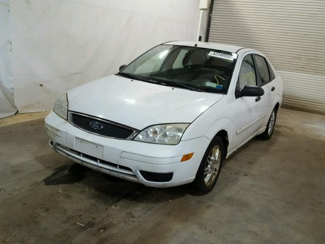 1FAFP34N86W112103 - 2006 FORD FOCUS ZX4 WHITE photo 2