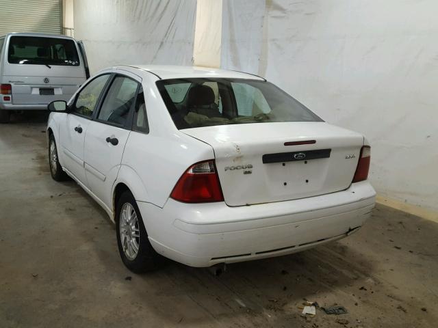 1FAFP34N86W112103 - 2006 FORD FOCUS ZX4 WHITE photo 3