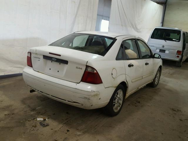 1FAFP34N86W112103 - 2006 FORD FOCUS ZX4 WHITE photo 4