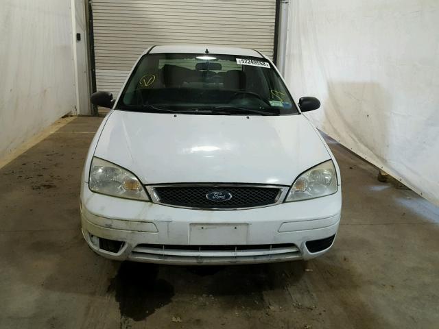 1FAFP34N86W112103 - 2006 FORD FOCUS ZX4 WHITE photo 9