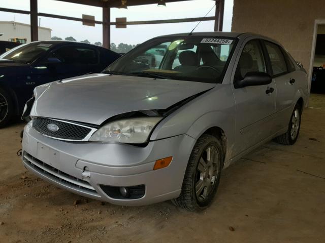 1FAFP34N85W192873 - 2005 FORD FOCUS ZX4 SILVER photo 2