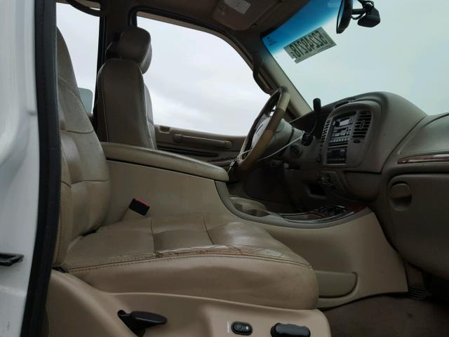 5LMFU28A1YLJ42836 - 2000 LINCOLN NAVIGATOR თეთრი ფოტო 5