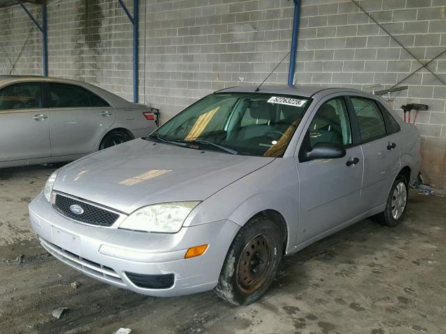 1FAFP34N26W183961 - 2006 FORD FOCUS ZX4 GRAY photo 2