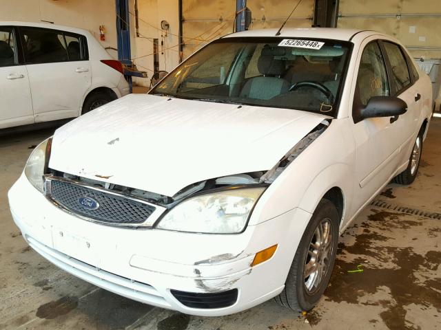 1FAFP34N75W142577 - 2005 FORD FOCUS ZX4 WHITE photo 2