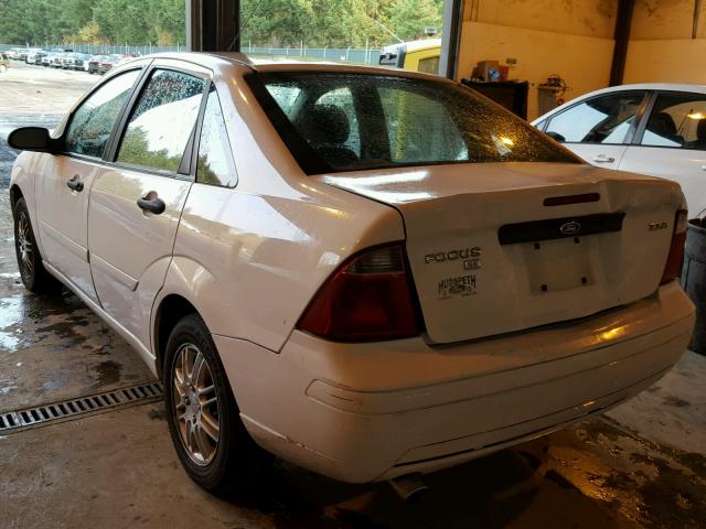 1FAFP34N75W142577 - 2005 FORD FOCUS ZX4 WHITE photo 3