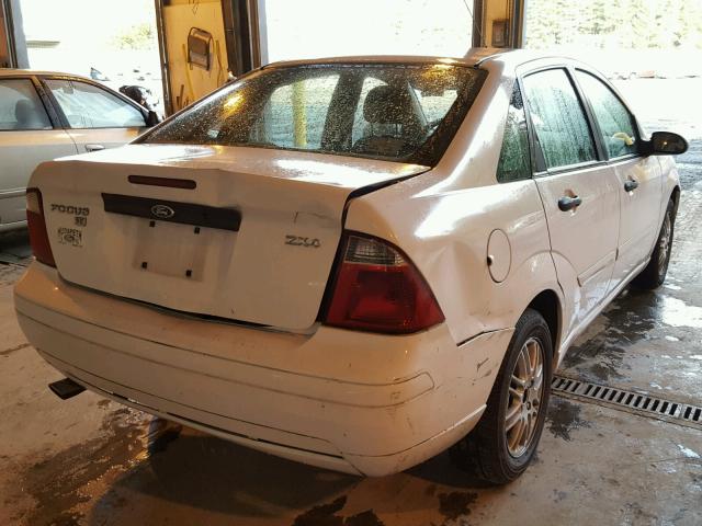 1FAFP34N75W142577 - 2005 FORD FOCUS ZX4 WHITE photo 4