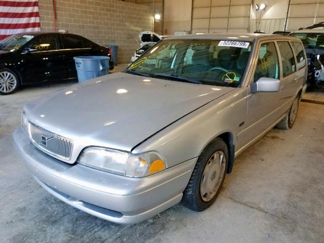 YV1LW5579W2455192 - 1998 VOLVO V70 SILVER photo 2