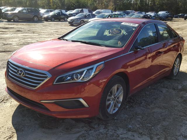 5NPE24AF5HH440157 - 2017 HYUNDAI SONATA SE RED photo 2