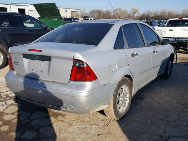 1FAFP34N67W321941 - 2007 FORD FOCUS ZX4 SILVER photo 4