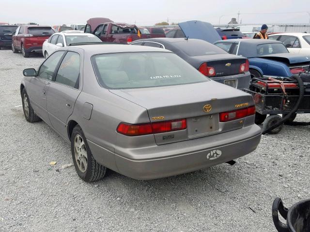 4T1BF28K5WU061950 - 1998 TOYOTA CAMRY CE GOLD photo 3